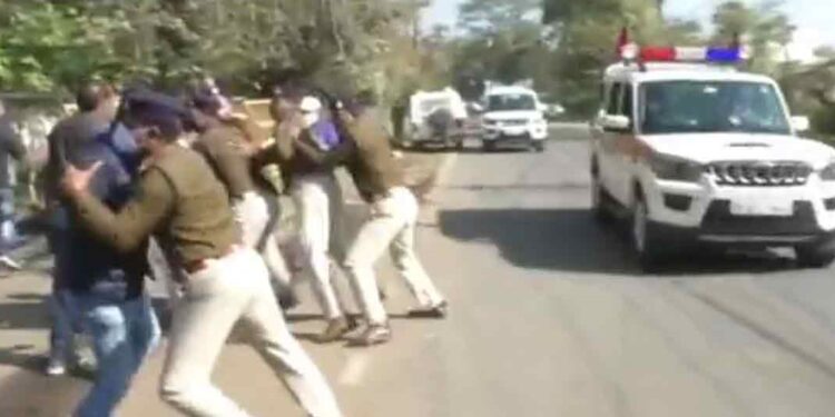 दिग्विजय सिंह के दरवाजे पर मुख्यमंत्री के काफिले को रोकने की कोशिश, प्रदर्शन