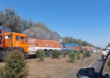 ट्रक मे आग लगाने की सूचना – थाना पुलिस मय बल के साथ मोके पर ||