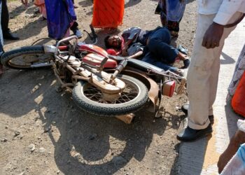 ब्रेकिंग न्यूज़ : ट्रक से हुई बाइक सवार की भिड़ंत, मौके पर मौत ।।