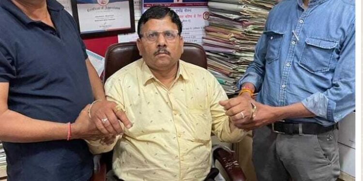 सेंट्रल बैंक ऑफ इंडिया का मैनेजर मांगीलाल चौहान 10 हजार की रिश्वत लेते रंगे हाथो गिरफ्तार |