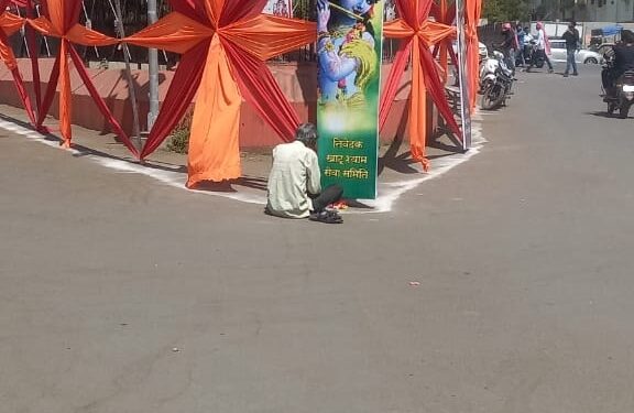 श्याम भक्ति में डूबा एक सच्चा भक्त, कर रहा पुष्प अर्पित |