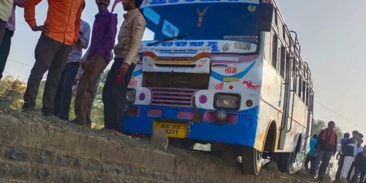 सीतामऊ के पास रहीमगढ़ पुलिया पर निक्की बस हुईं अंसतुलित बड़ा हादसा होने से टला |