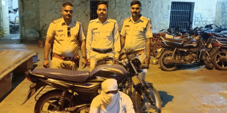 थाना कोतवाली पुलिस द्वारा 04 किलोग्राम अवैध मादक पदार्थ अफिम मय वाहन व मोबोईल किया जब्त,01 आरोपी गिरफ्तार