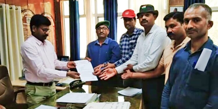 आरक्षण न दिए जाने के विरोध में पूर्व सैनिक संघ के पदाधिकारियों द्वारा ज्ञापन दिया गया |