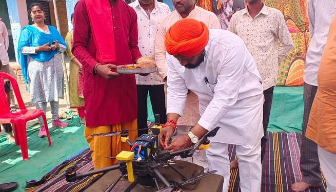 सुवासरा विधानसभा के ग्राम धामनिया में कैबिनेट मंत्री हरदीप सिंह द्वारा ड्रोन सर्वे कार्य का किया शुभारंभ ।