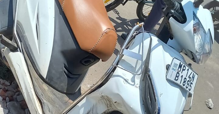 वात्सल्य स्कूल के गेट के यहाँ हुआ एक्सीडेंट |