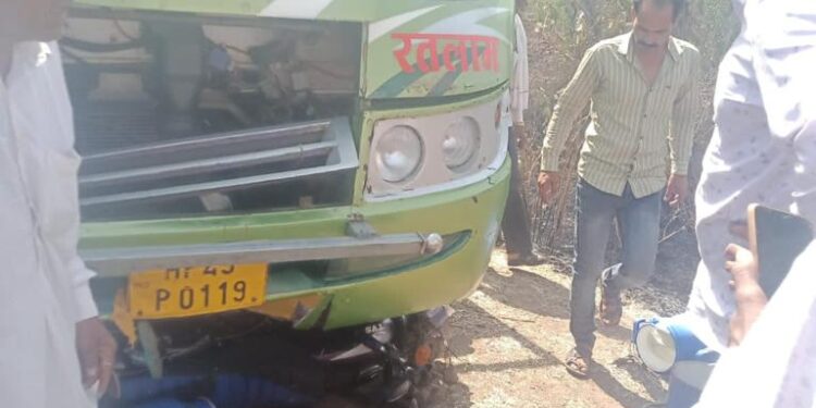 सीतामऊ खेर खेड़ा टोल के नजदीक बस और बाइक की भिड़ंत |