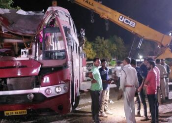 अशोक ट्रेवल बस दुर्घटना ग्रस्त