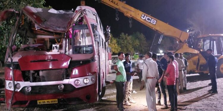 अशोक ट्रेवल बस दुर्घटना ग्रस्त