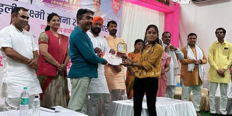 लाड़ली लक्ष्मी उत्सव कार्यक्रम के तहत प्रथम स्थान प्राप्त करने पर नंदनी D\O नरेंद्र फरक्या को उज्जवल भविष्य की शुभकामनाए प्रेषित की!