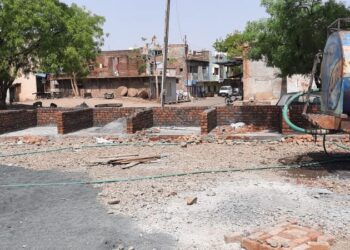 लाखो की लागत से बन रही सब्जी मंडी में ठेकेदार कर रहा घटिया निर्माण, सीसी रोड में आने लगी दरारें |