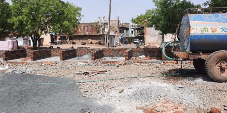 लाखो की लागत से बन रही सब्जी मंडी में ठेकेदार कर रहा घटिया निर्माण, सीसी रोड में आने लगी दरारें |