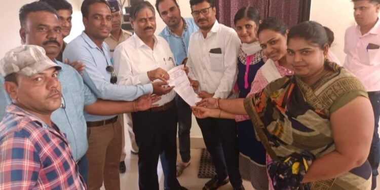 आखिर शिक्षा के कर्ण धारो का शोषण कब बंद होगा स्कूल अतिथि शिक्षको ने सौंपा ज्ञापन |