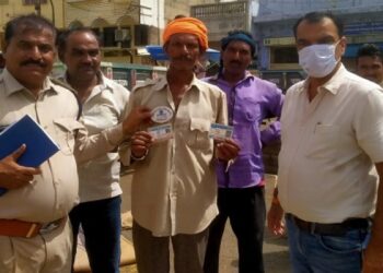 जिन हम्मालों के पास लायसेंस नहीं, उन्हें दिखाया बाहर का रास्ता…