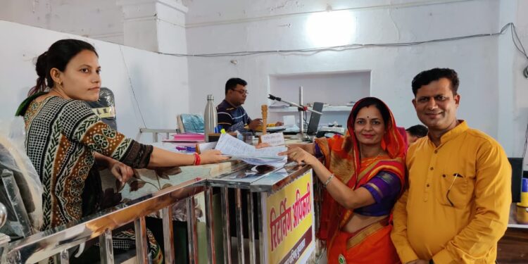 सुवासरा वार्ड 3 से पार्षद हेतु सामाजिक कार्यकर्ता श्रीमती संगीता डॉ पंकज काला ने किया नामांकन दाखिल |