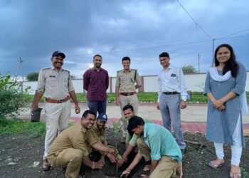 न्यायालय परिसर एंव न्यायाधीश कालोनी से वृहद वृक्षारोपण अभियान का शूभांरभ किया है।