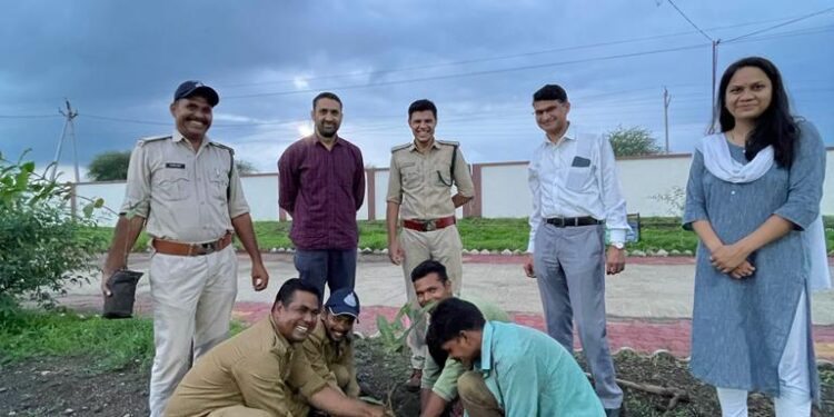 न्यायालय परिसर एंव न्यायाधीश कालोनी से वृहद वृक्षारोपण अभियान का शूभांरभ किया है।