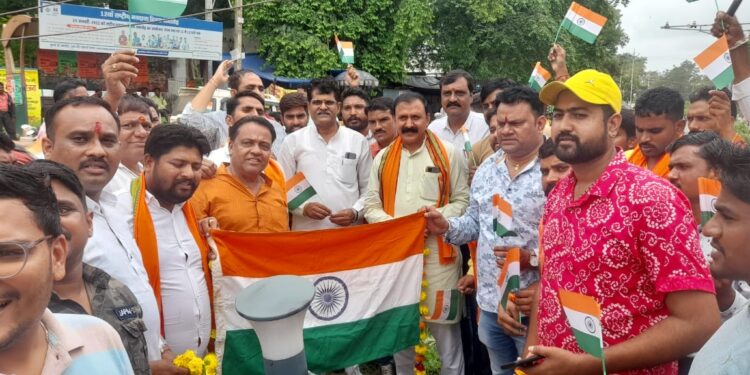 युवा मोर्चा जिला अध्यक्ष कुलदीप जी चौहान की अगुवाई में कारगिल विजय दिवस पर झाबुआ युवा मोर्चा के कार्यकर्ताओ ने शहीद स्मारक पर श्रमदान कर पुष्पांजलि अर्पित कर मनाया