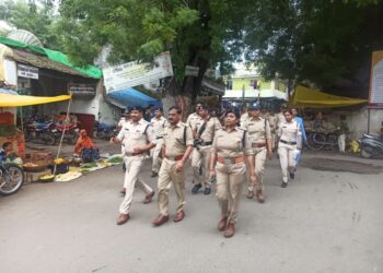 झाबुआ पुलिस अधीक्षक ओर उनकी टीम ने पैदल गस्त की।