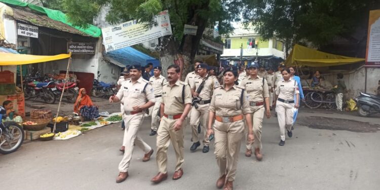 झाबुआ पुलिस अधीक्षक ओर उनकी टीम ने पैदल गस्त की।
