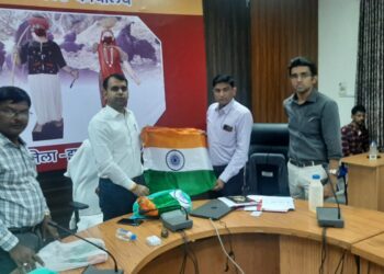 हर घर तिरंगा अभियान, स्वयं सहायता समूह के द्वारा निर्मित तिरंगें को विभागों को दिए