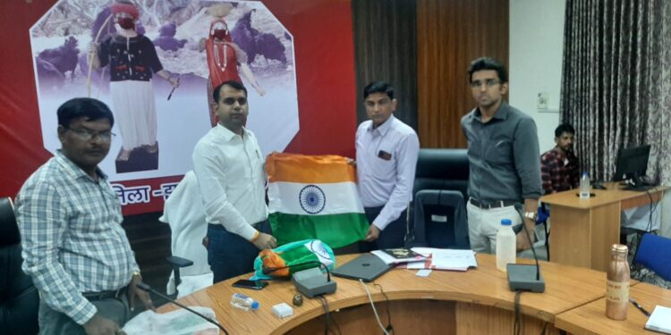 हर घर तिरंगा अभियान, स्वयं सहायता समूह के द्वारा निर्मित तिरंगें को विभागों को दिए