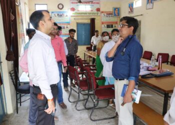 आजादी के अमृत महोत्सव के तहत कोविड टीकाकरण महाभियान में कलेक्टर ग्राम रोटला पहुचे।