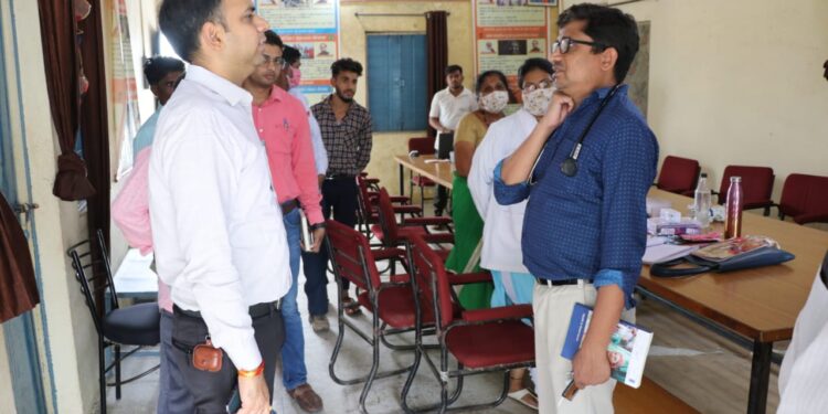आजादी के अमृत महोत्सव के तहत कोविड टीकाकरण महाभियान में कलेक्टर ग्राम रोटला पहुचे।