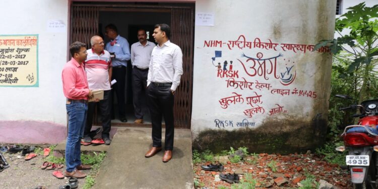 आजादी के अमृत महोत्सव के तहत कोविड टीकाकरण महाभियान में कलेक्टर ग्राम रामा पहुचे।