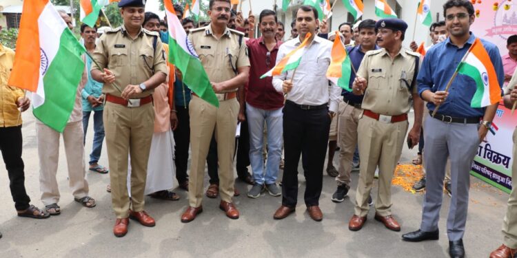 हर घर तिरंगा कार्यक्रम के अंतर्गत तिरंगा प्राप्त करने के लिए कलेक्टर कार्यालय परिसर में लगाई गई स्टॉल का आई.जी. के द्वारा उद्घाटन किया गया।