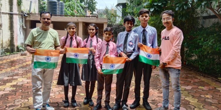 हर घर तिरंगा अभियान के तहत वार्ड क्रमांक 18 के समस्त घर पर झंडा वितरण किया गया।