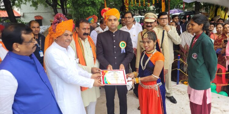 प्रभारी मंत्री जी द्वारा जिले में 10 वीं 12 वीं में उत्कृष्ट प्रर्दशन करने वाले छात्र-छात्राओं को पुरूस्कृत किया गया ।