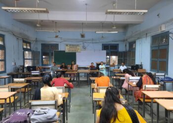 महाविद्यालय में जिला स्तरीय निबंध प्रतियोगिता का आयोजन किया गया।