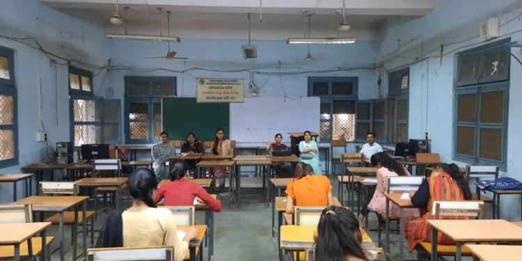 महाविद्यालय में जिला स्तरीय निबंध प्रतियोगिता का आयोजन किया गया।