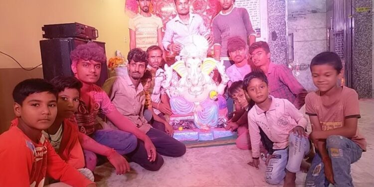 महाकाल मित्र मंडल हमेसा से अच्छे कार्य मे हमेसा आगे रहता है उसीको देखते हुए पिता के साथ पुत्र को भी विराजमान किया गया ।