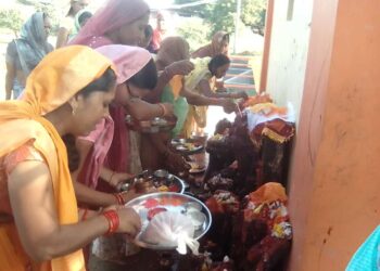 शीतला सप्तमी मंदिर में पूजा अर्चना कर ‌नारीयल फोड़ कर परिवार की सुख समृद्धि की कामना की