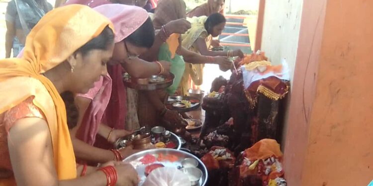 शीतला सप्तमी मंदिर में पूजा अर्चना कर नारीयल फोड़ कर परिवार की सुख समृद्धि की कामना की