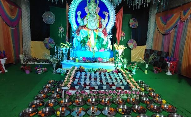 101 दीपक के साथ की गणेश जी की महा आरती कर छ्प्पन भोग लगाया गया