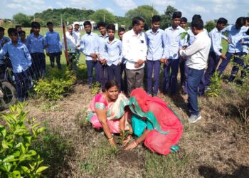 शिक्षक दिवस पर शिक्षकों का सम्मान।