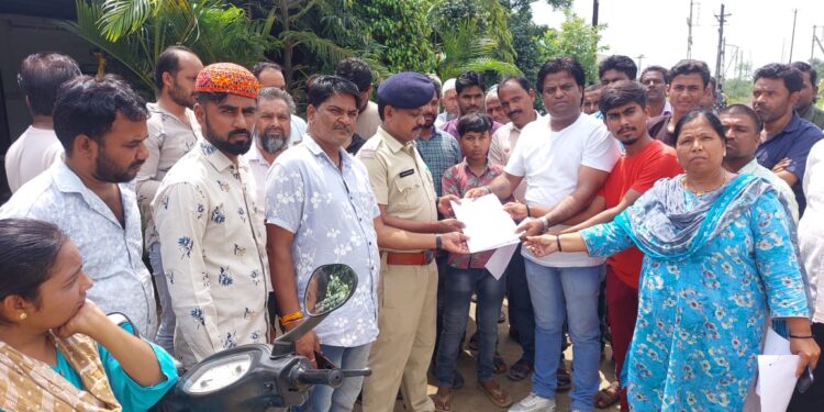 निजी मोबाइल टावर कंपनी के अवैध टावर लगाने का विरोध