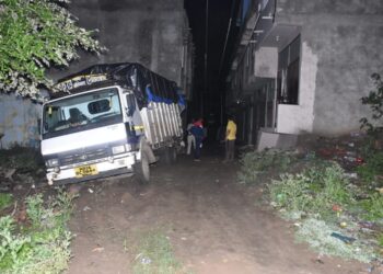 गड्डे में फँसी गाड़ी में सरकारी चावल मिलने की जानकारी, इसके बाद पहुँची पुलिस