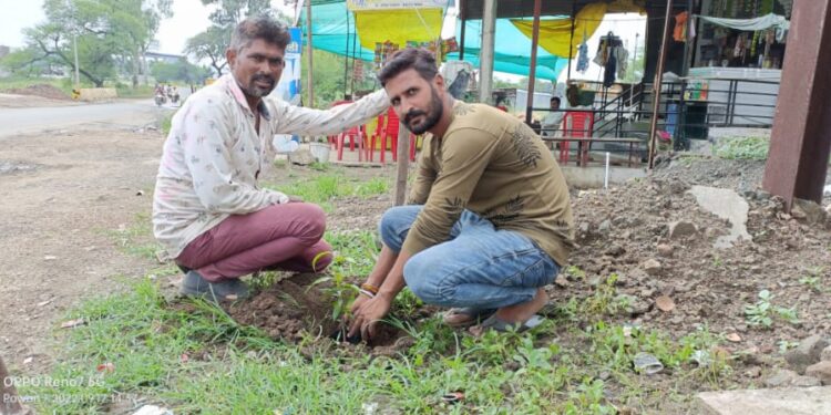 रायपुरिया मंडल अध्यक्ष के द्वारा पूरे मंडल मे पौधा रोपण कर प्रधानमंत्री श्री नरेंद्र मोदी जी के जन्मदिवस को मनाया।