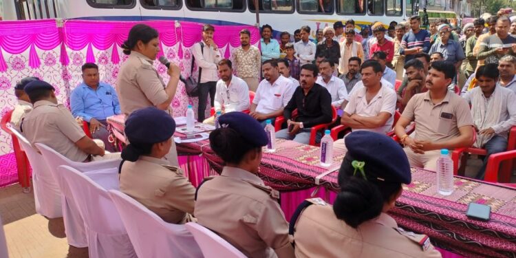 झाबुआ बस स्टेण्ड पर चेतना अभियान के उदेश्य बताते हुए बैठक आयोजित की गई।