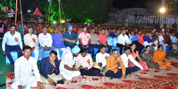 बडवाह— शहर की कवर कालोनी नव दुर्गा उत्सव समिति के तत्वावधान में नवरात्रि पर्व की अष्टमी पर कवर कालोनी माता पांडाल में अखिल भारतीय विराट कवि सम्मेलन का आयोजन हुआ।