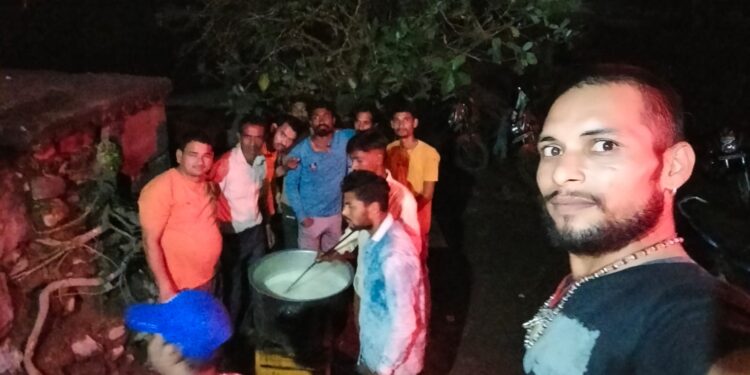 महाकाल मित्र मंडल के द्वारा महाकाल मंदिर पर शरद पूर्णिमा उत्सव के दौरान दूध उबाला गया।