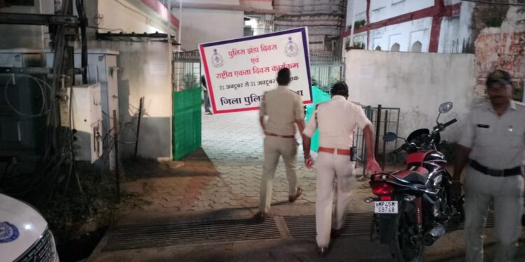 रात्रि मे राजवाड़ा चौक झाबुआ मे यातायात पुलिस द्वारा नुक्कड़ नाटक कर समझाइस दी गई।