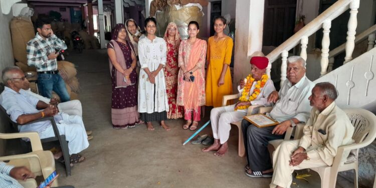 सुवासरा (निप्र) गुराडिया प्रताप मे बुजुर्ग मतदाता का सम्मान पन्नालाल पिता भवरलाल जी का स्वागत शाल श्री फल प्रमाण पत्र दिया गया