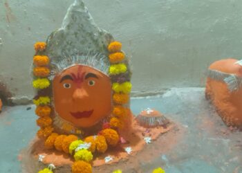 चामुंडा माता मंदिर पर नवरात्रि के अवसर पर अखण्ड ज्योति के रूप में 108 दिए प्रज्वलित किए जा रहे हे