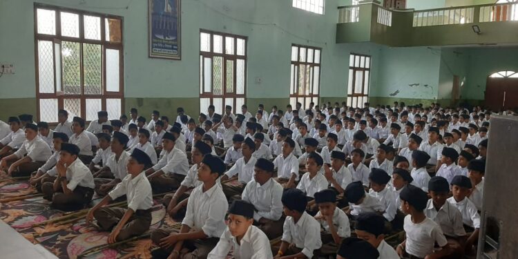 राष्ट्रीय स्वयंसेवक संघ के बाल स्वयं सेवकों का निकला पथ संचलन, बाल कदमों की कदमताल देखने उमड़े शहरवासी