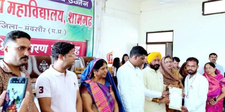 विद्यार्थियों को उपाधि वितरण कर उज्ज्वल भविष्य की शुभकामनाएं दी।